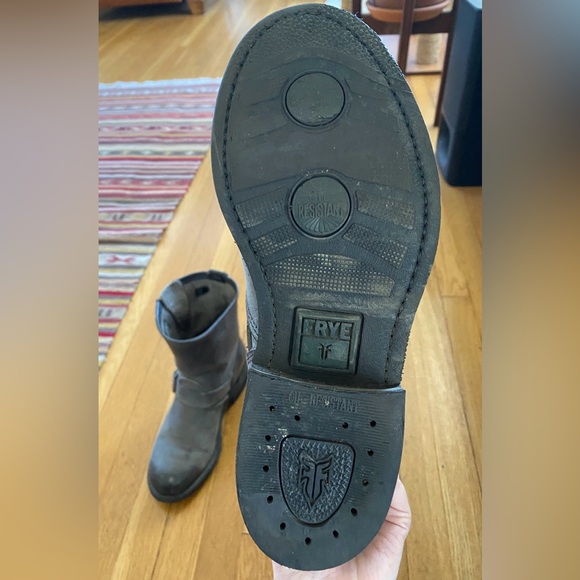 Frye Women’s Engineer 8R Leather Boots, Charcoal, size 7 - Picture 10 of 13